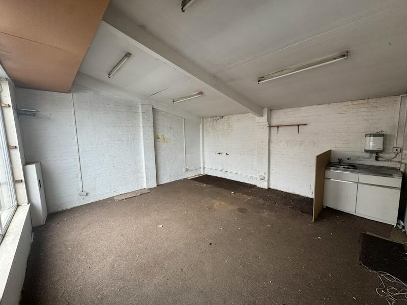 Industrial Unit in Addlestone - photo 2