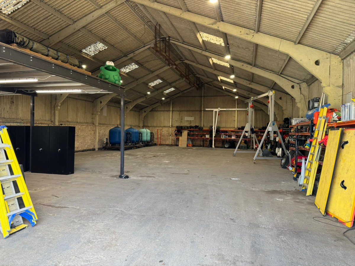 Industrial Unit in Tyringham - photo 3