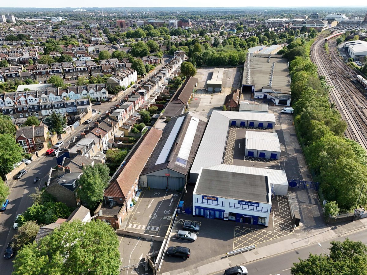 Industrial Unit in London - photo 3