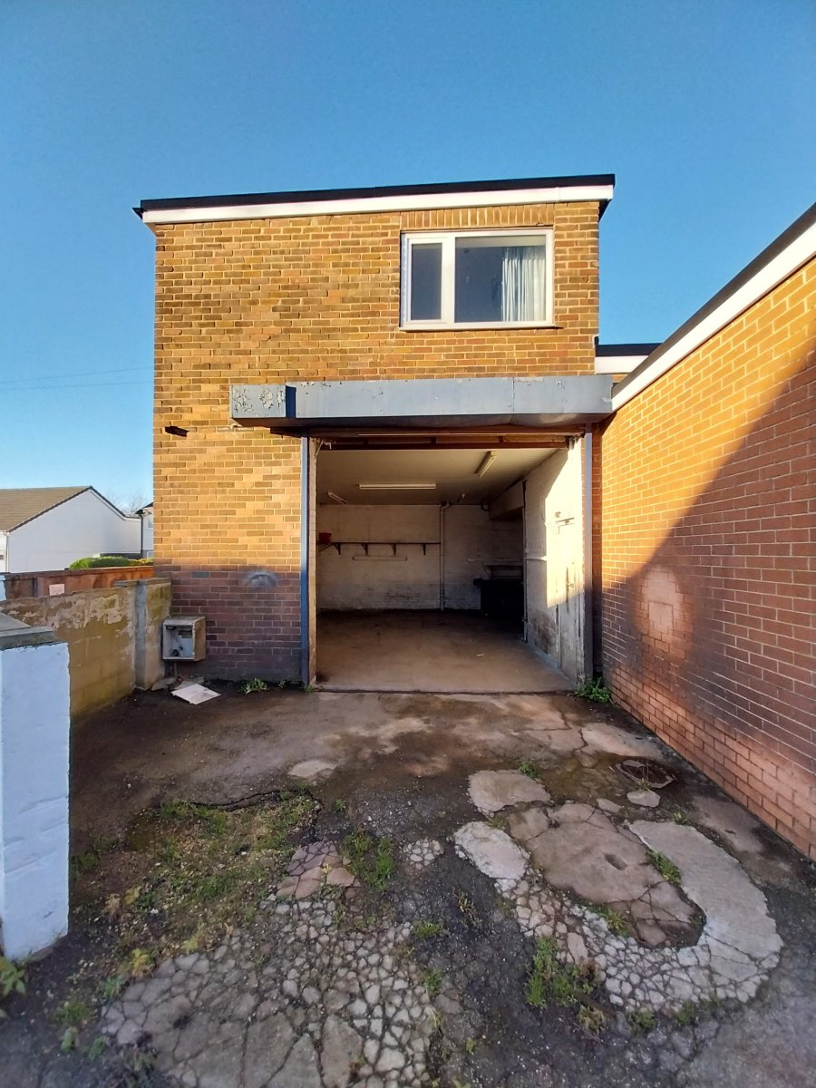 Industrial Unit in Kirkhamgate - photo 4