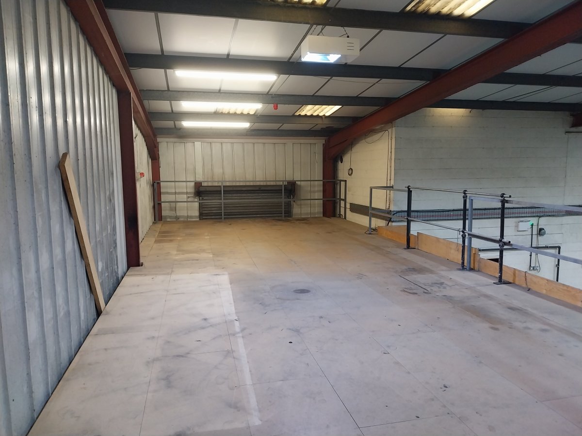 Industrial Unit in Foxhills Industrial Estate - photo 2