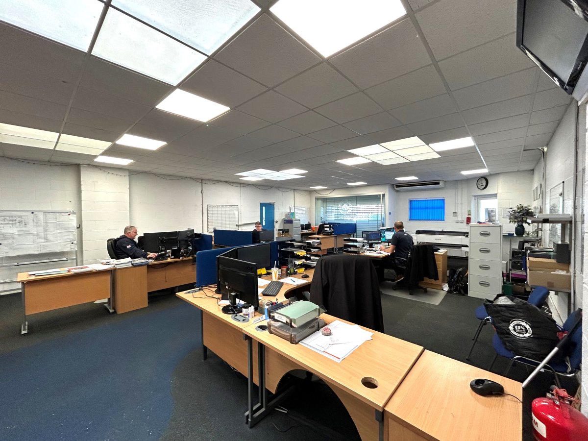 Industrial Unit in Springwood Industrial Estate - photo 3