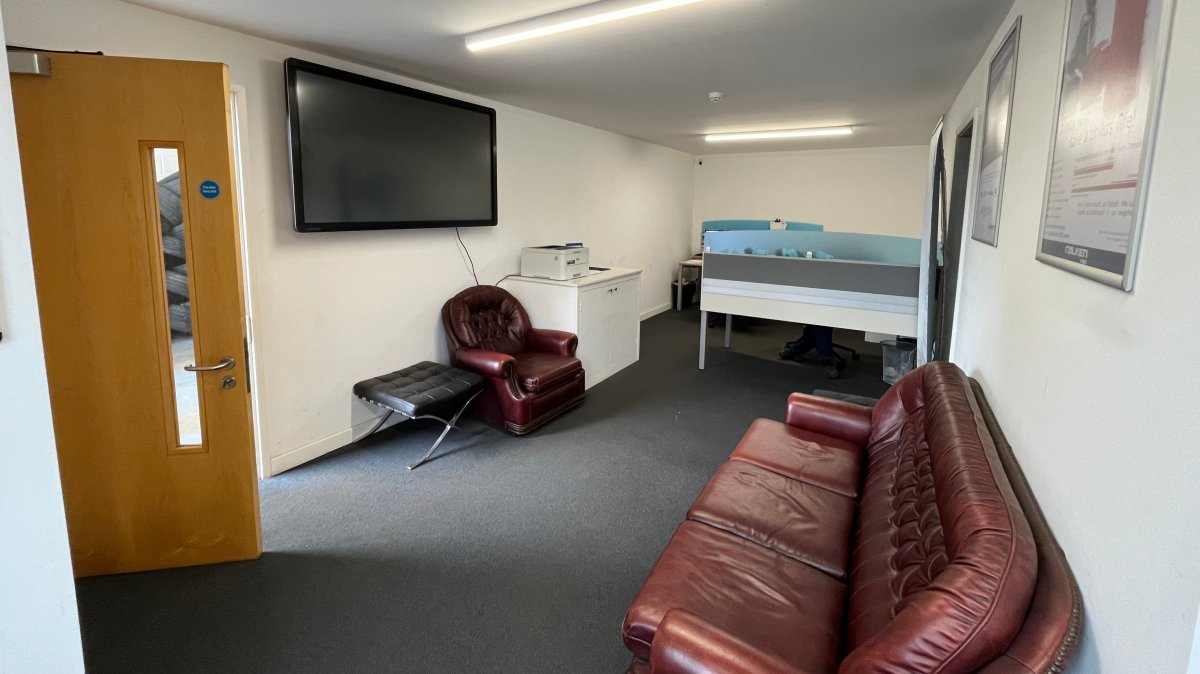 Industrial Unit in Market Harborough - photo 3