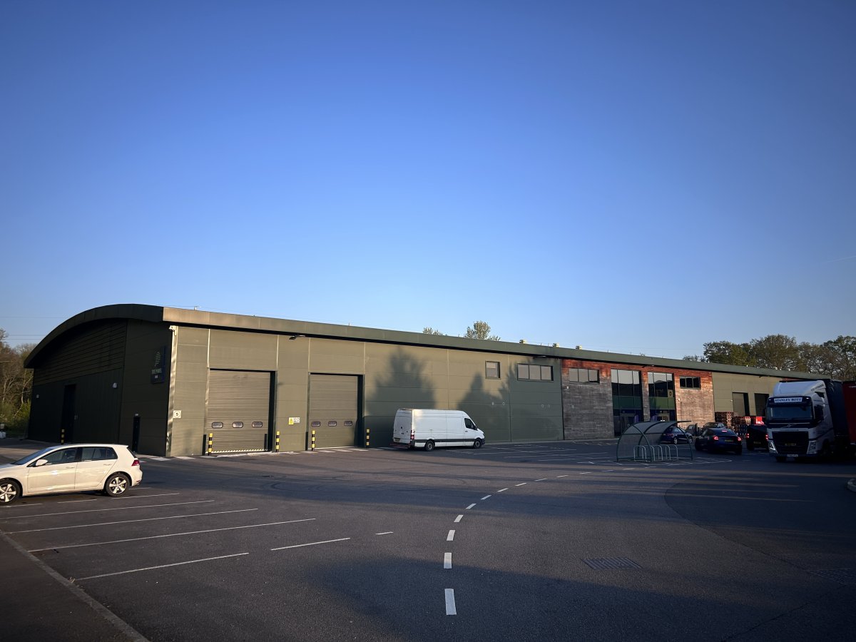 Industrial Unit in Crawley - photo 2