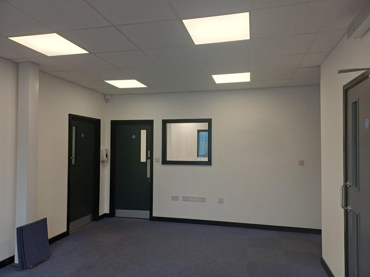Industrial Unit in Market Harborough - photo 3