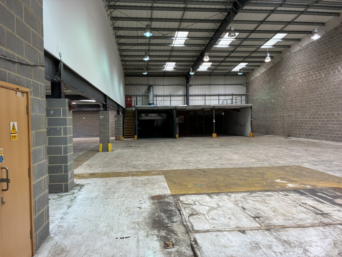Industrial Unit in Salfords - photo 3
