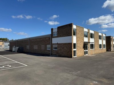 Industrial Unit in Farnborough - photo 2