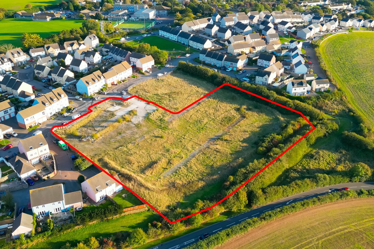 Land in Looe