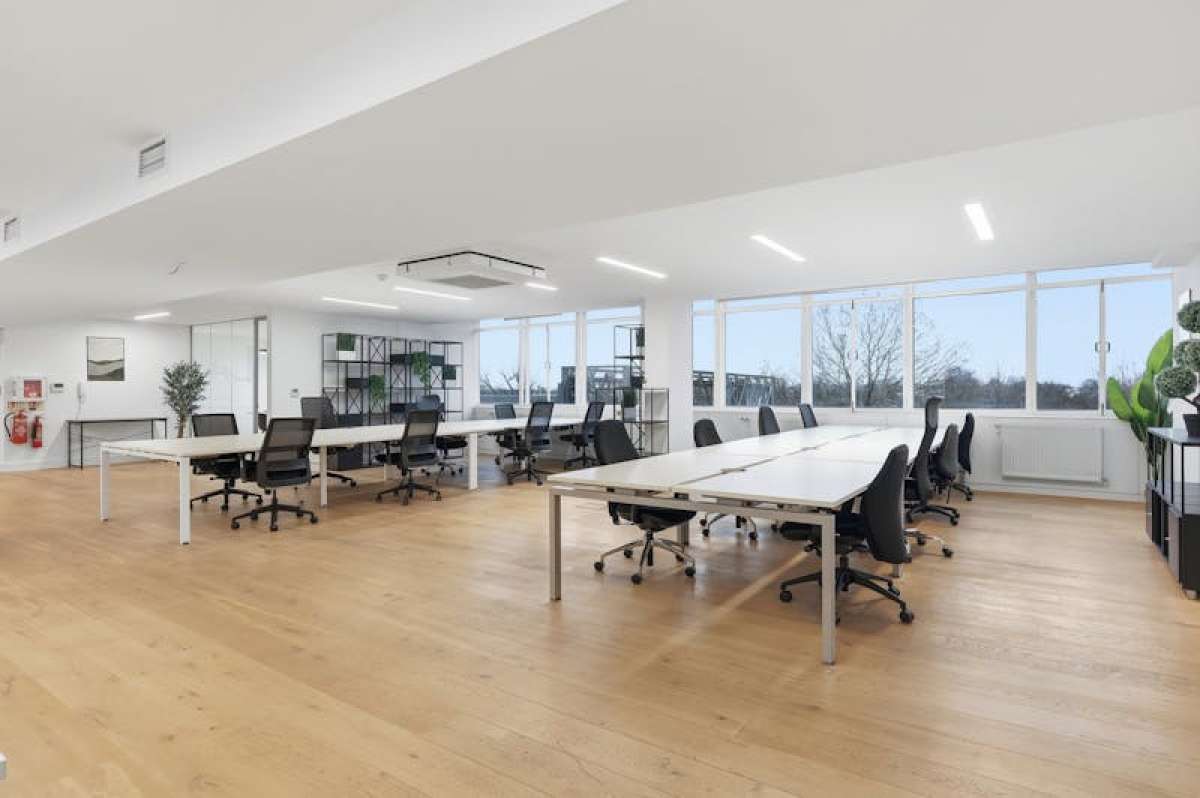 Office in Leytonstone - photo 4