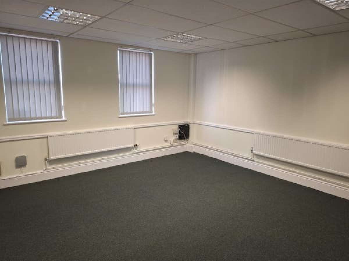 Office in Halesowen - photo 4