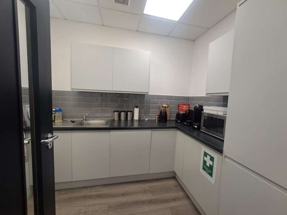 Office in Crawley - photo 4