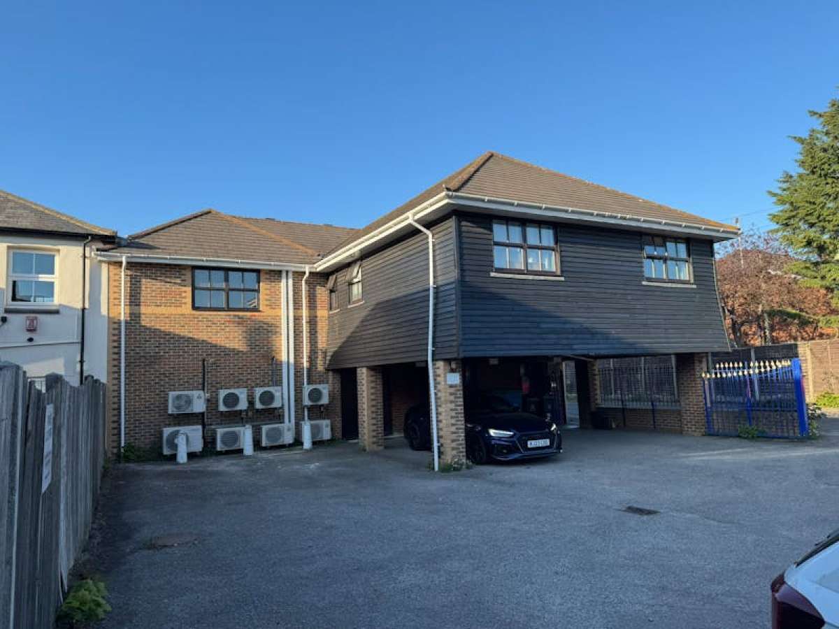 Office in Woking - photo 2