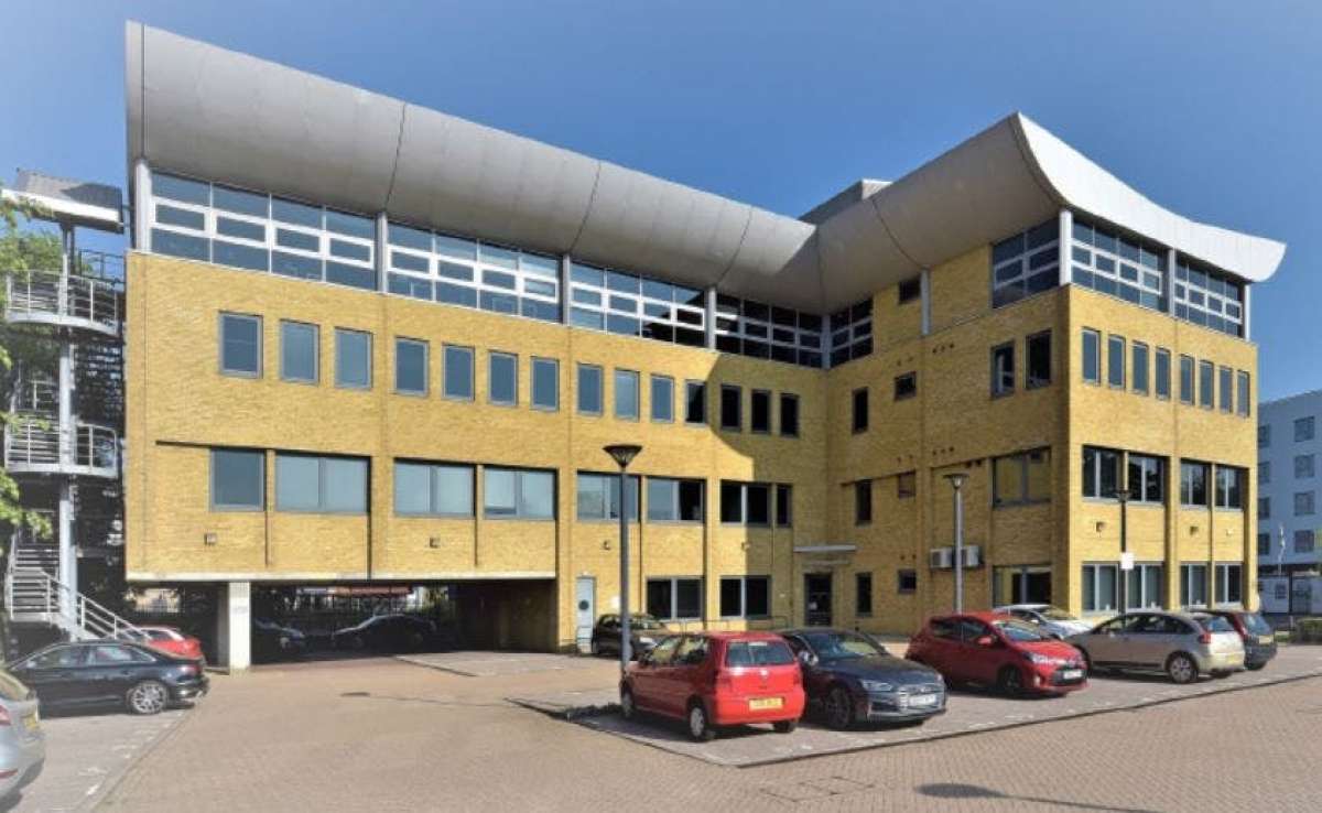 Office in Crawley - photo 2
