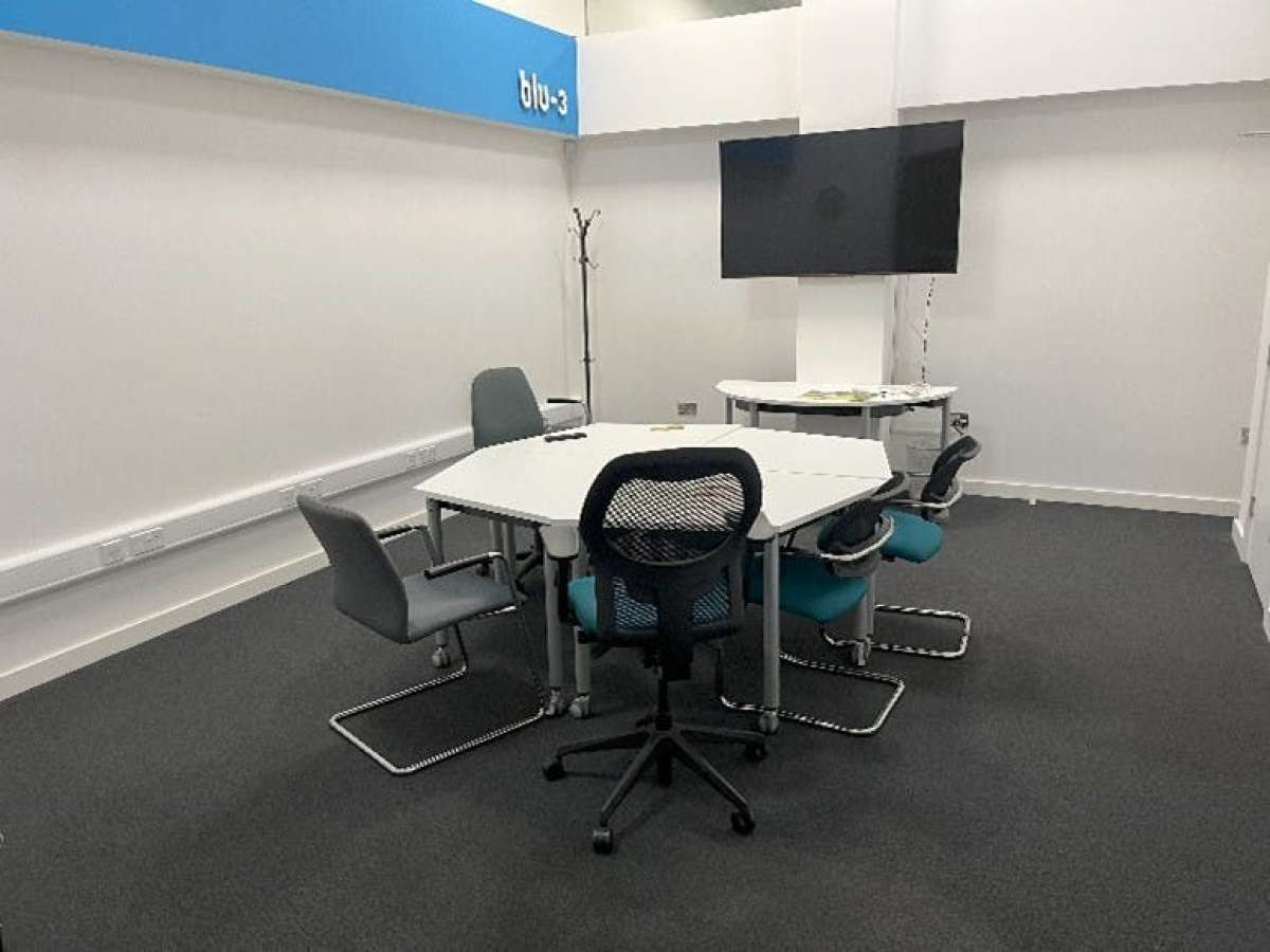 Office in Larkfield - photo 4