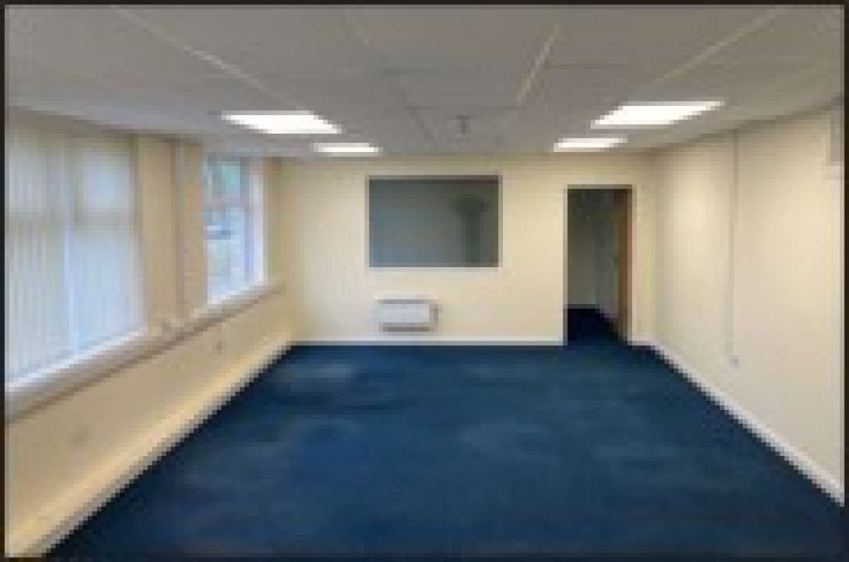 Office in Raynesway - photo 3