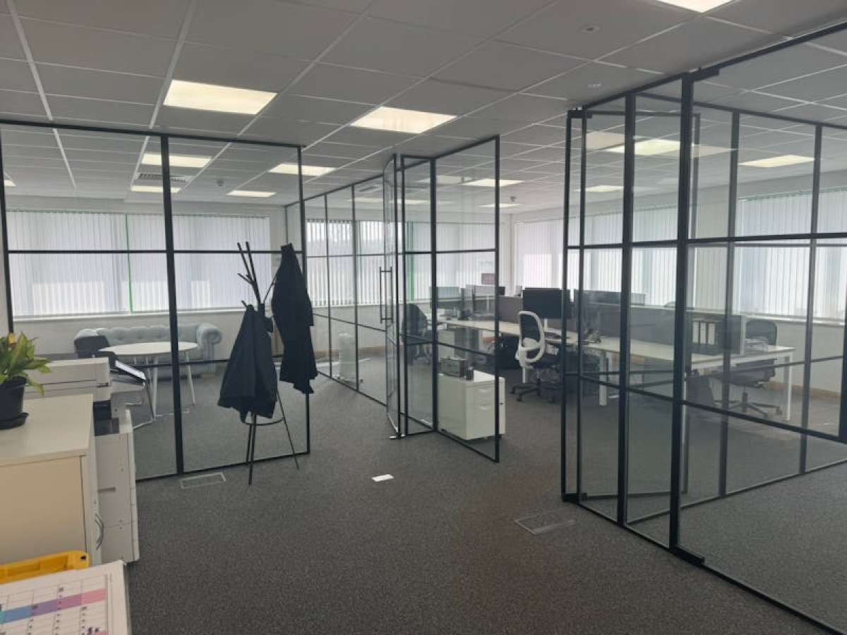 Office in Chertsey - photo 2