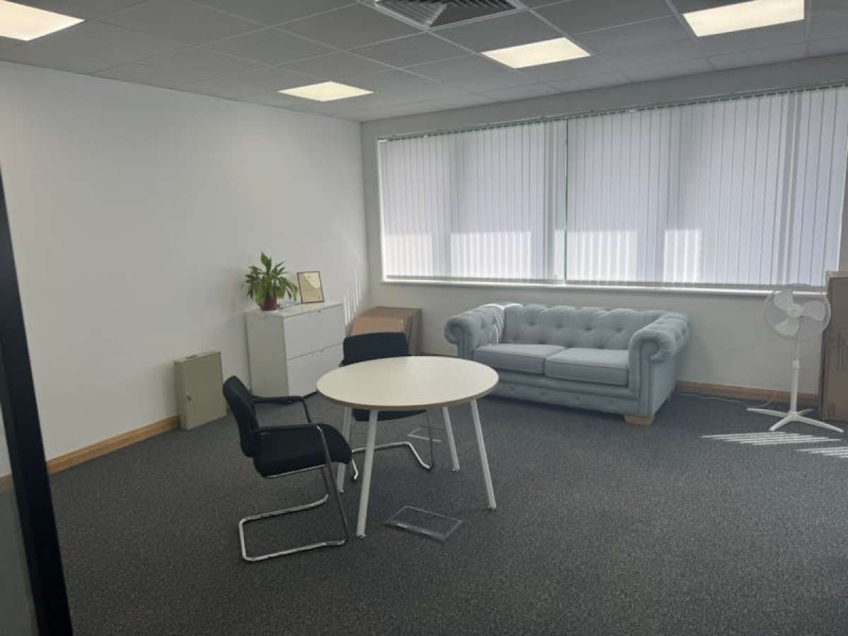 Office in Chertsey - photo 4