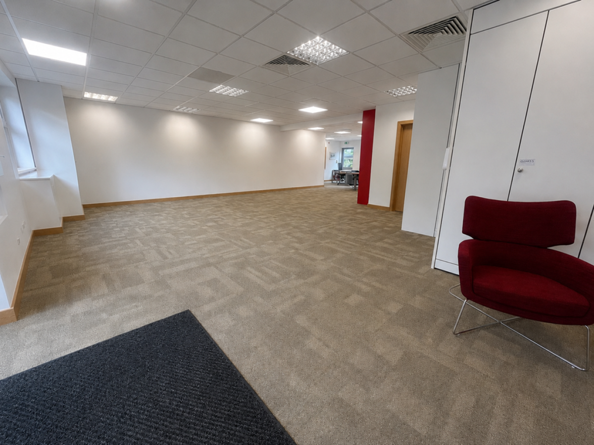 Office in Droitwich - photo 3