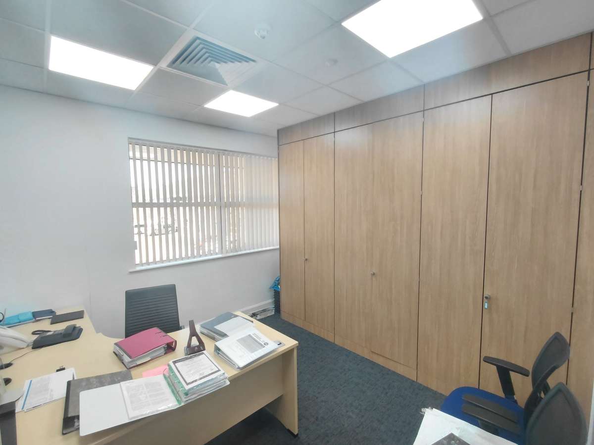 Office in Woking - photo 4