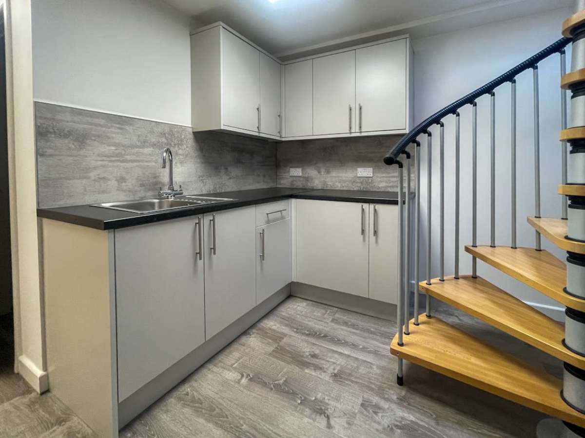 Office in Lymington - photo 3