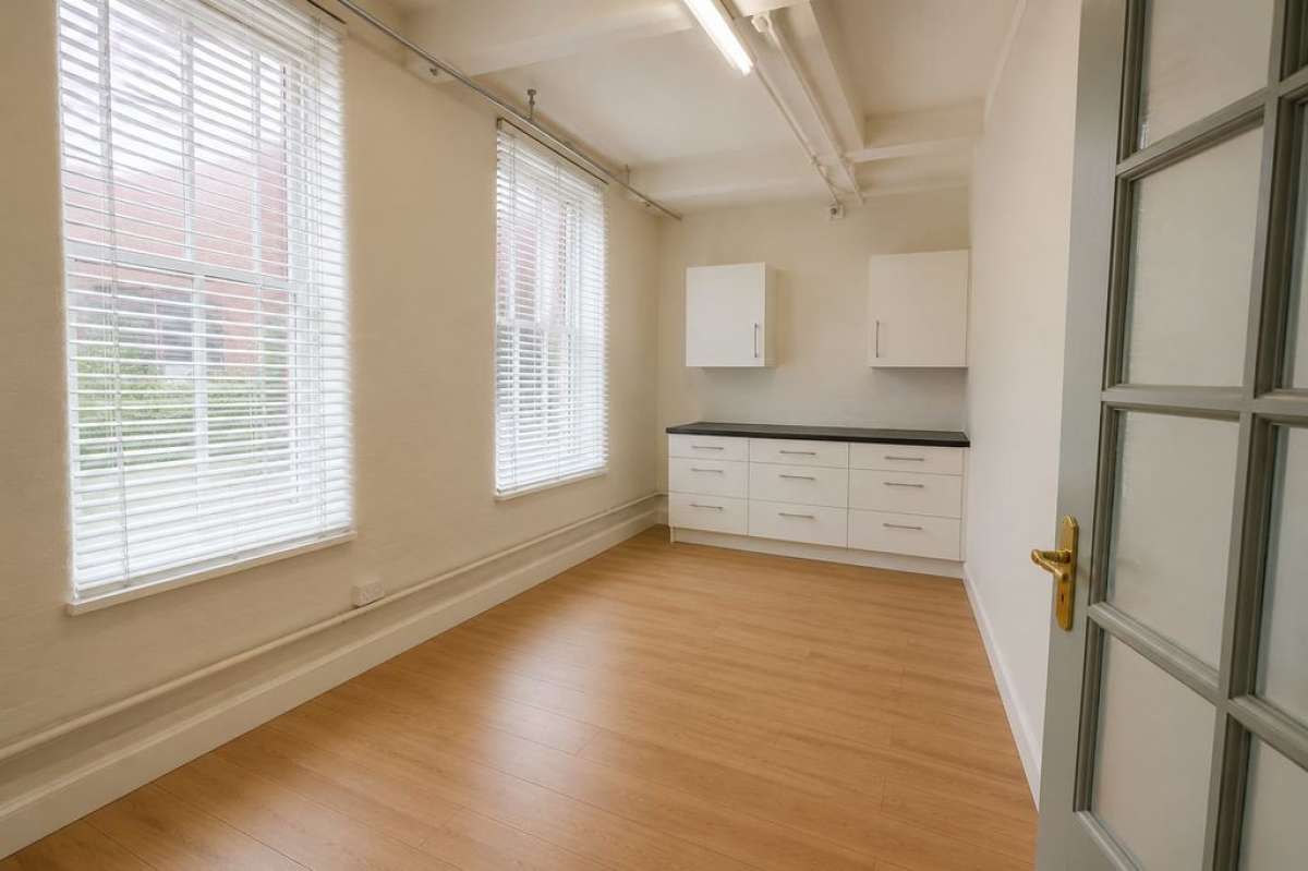 Office in Congleton, - photo 3
