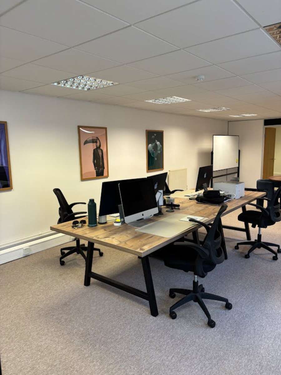 Office in Weybridge - photo 3