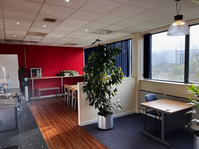 Office in Leatherhead - photo 4