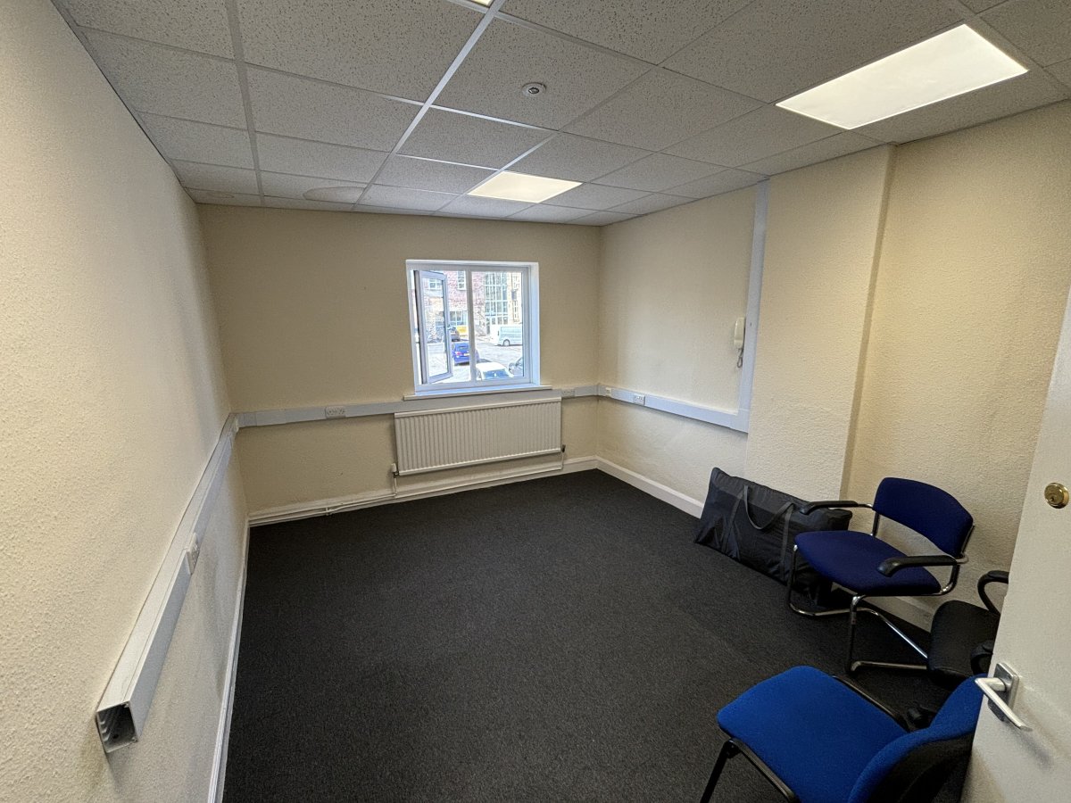 Office in Elland - photo 4