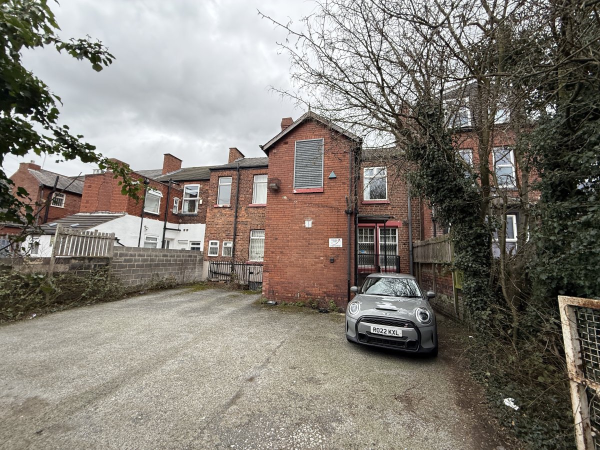 Office in Castleford - photo 4