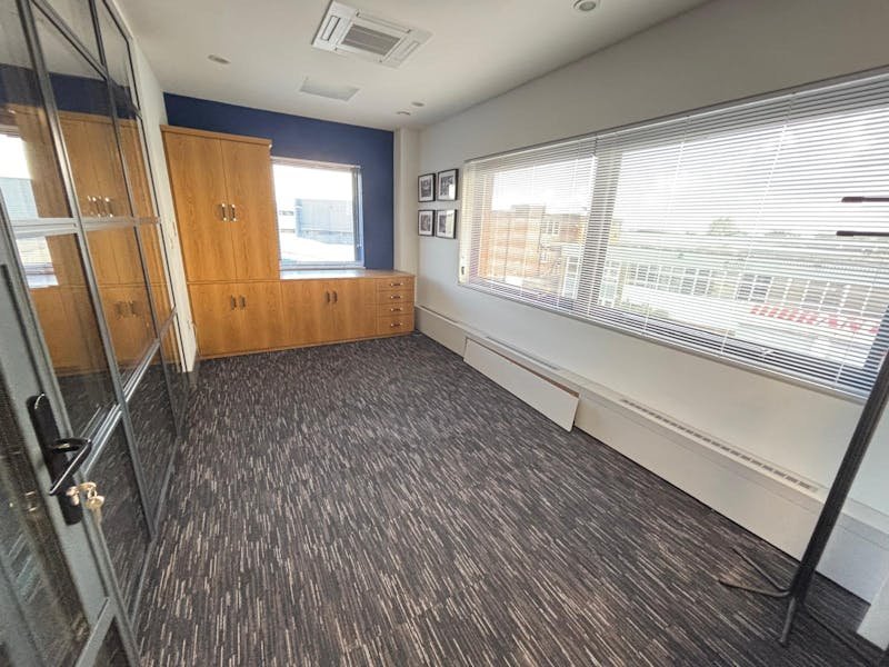 Office in Chessington - photo 4