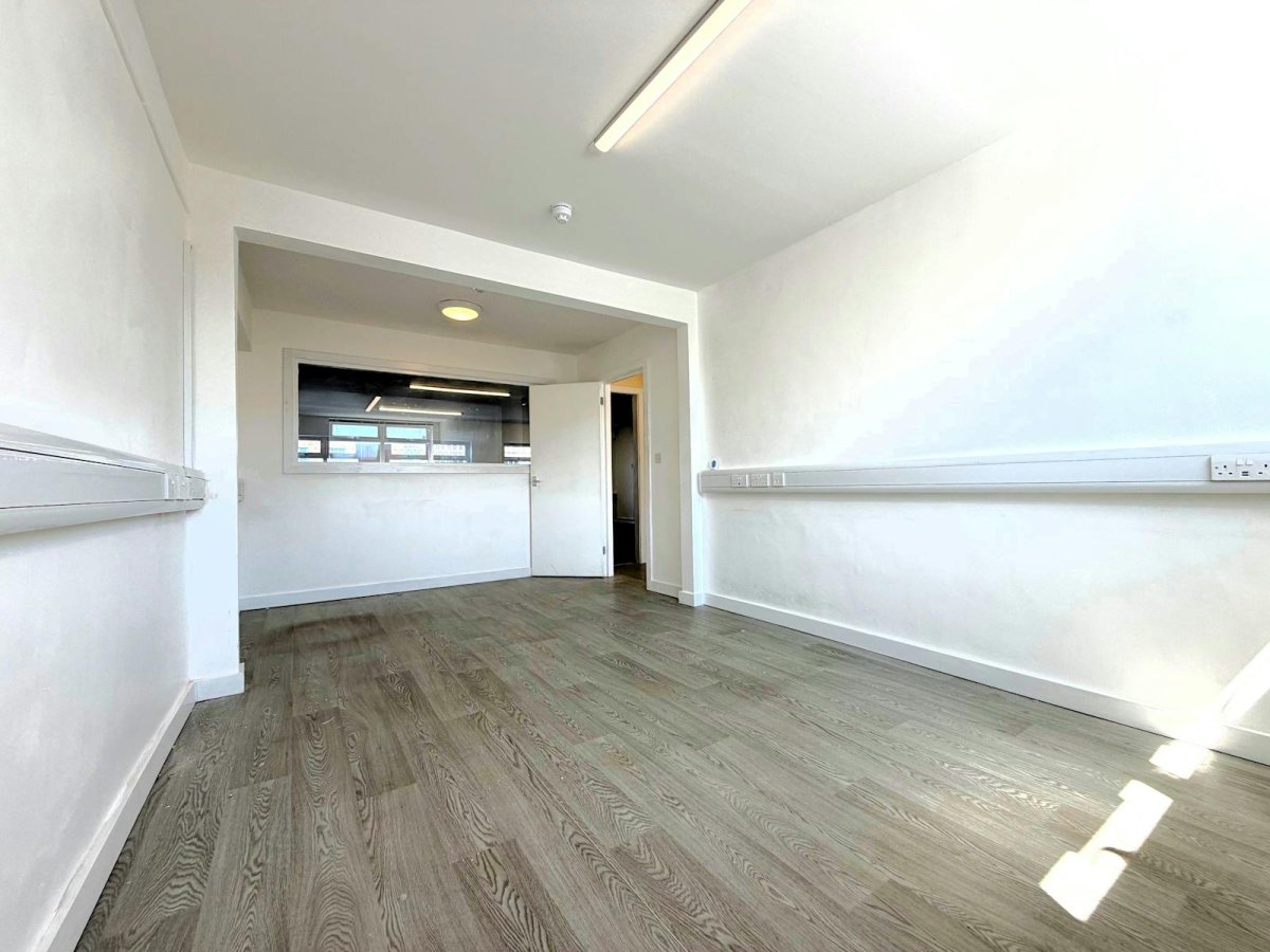 Office in Romford - photo 4