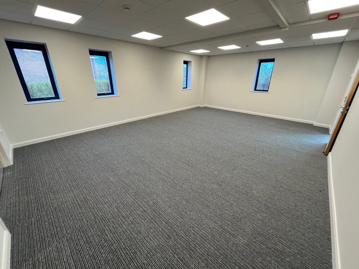 Office in Gorse Lane Industrial Estate - photo 3