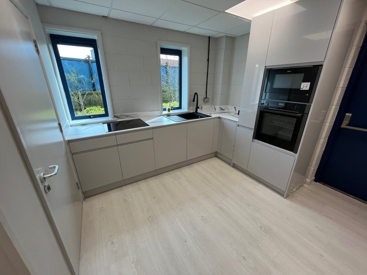 Office in Gorse Lane Industrial Estate - photo 4