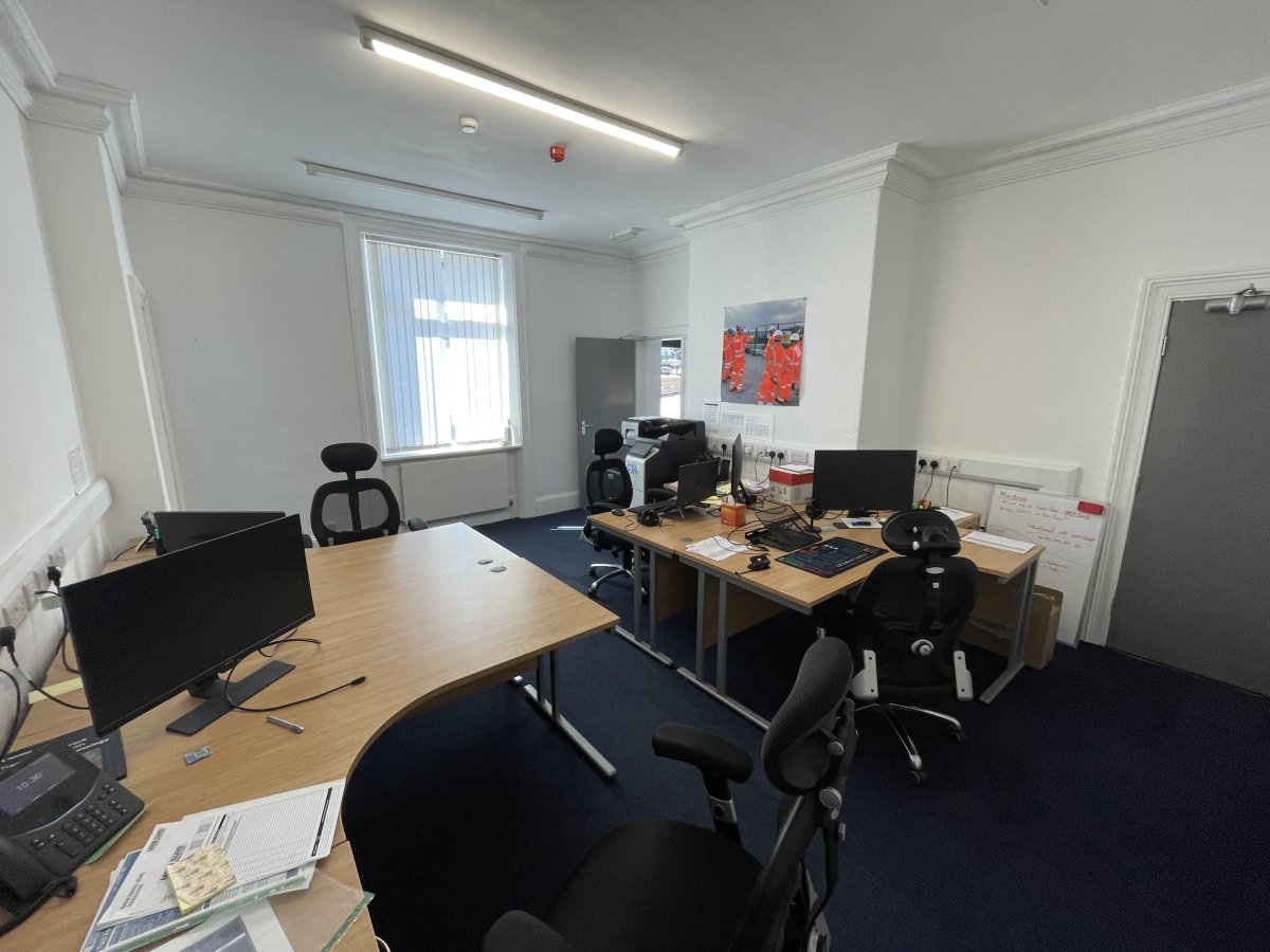 Office in Brighouse - photo 4