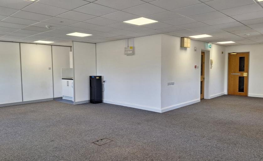 Office in Sowton Industrial Estate - photo 2