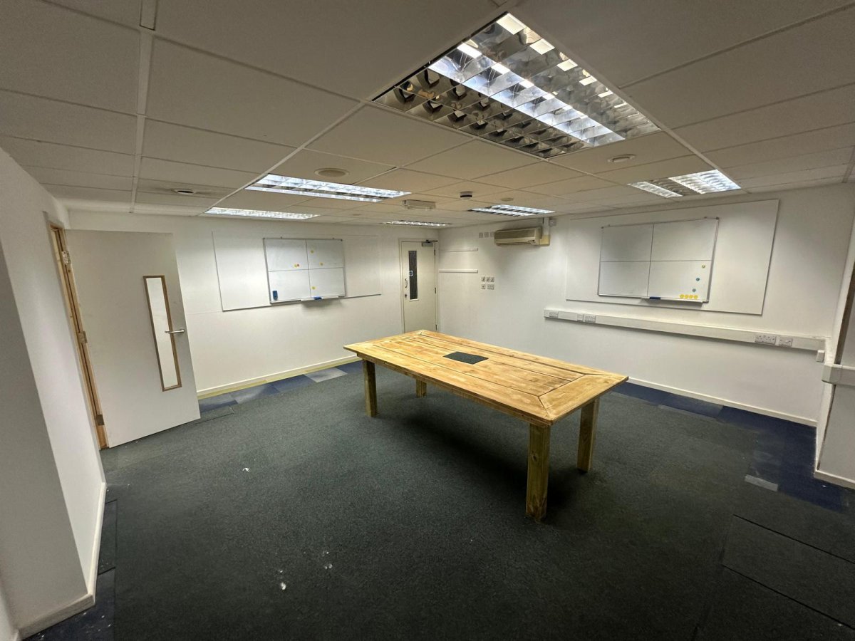 Office in Chesterfield - photo 2