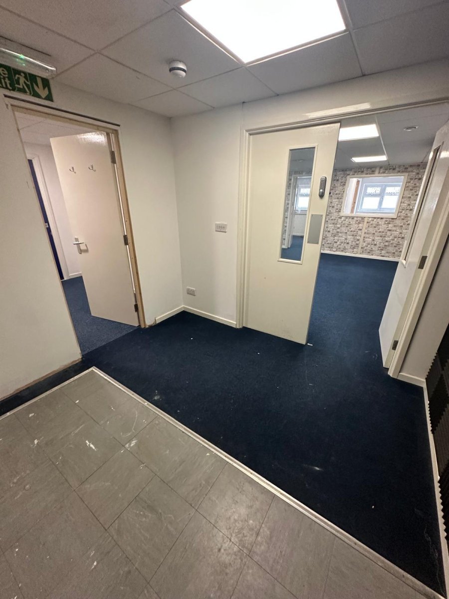 Office in Chesterfield - photo 3