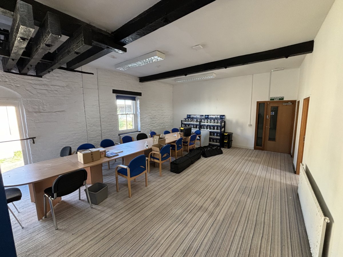 Office in Elland - photo 3