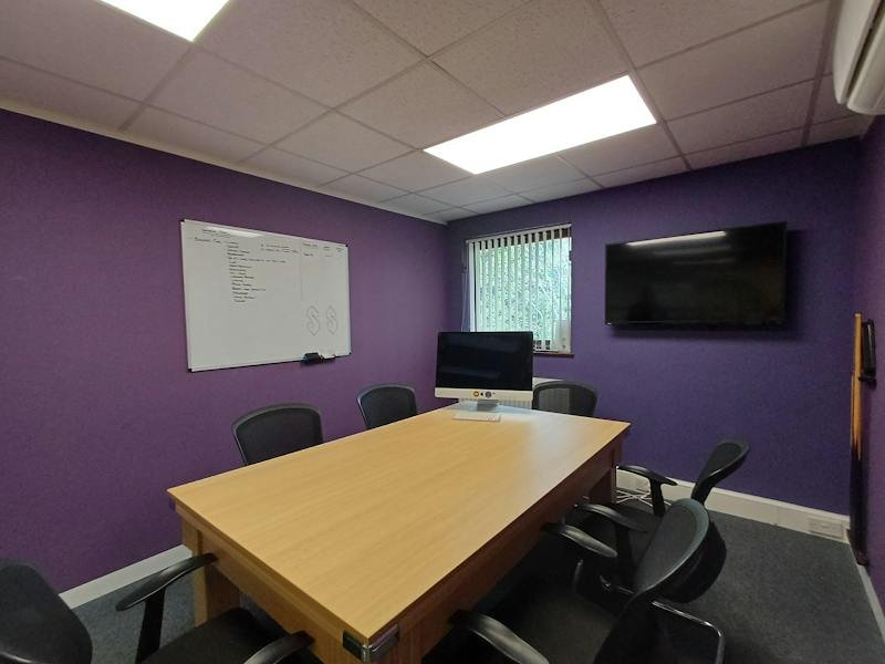Office in Crawley - photo 3