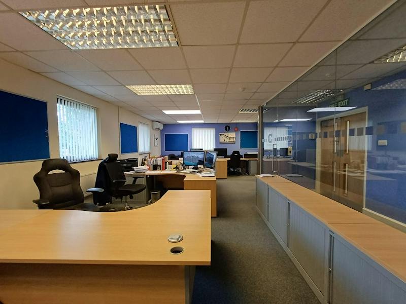 Office in Crawley - photo 4