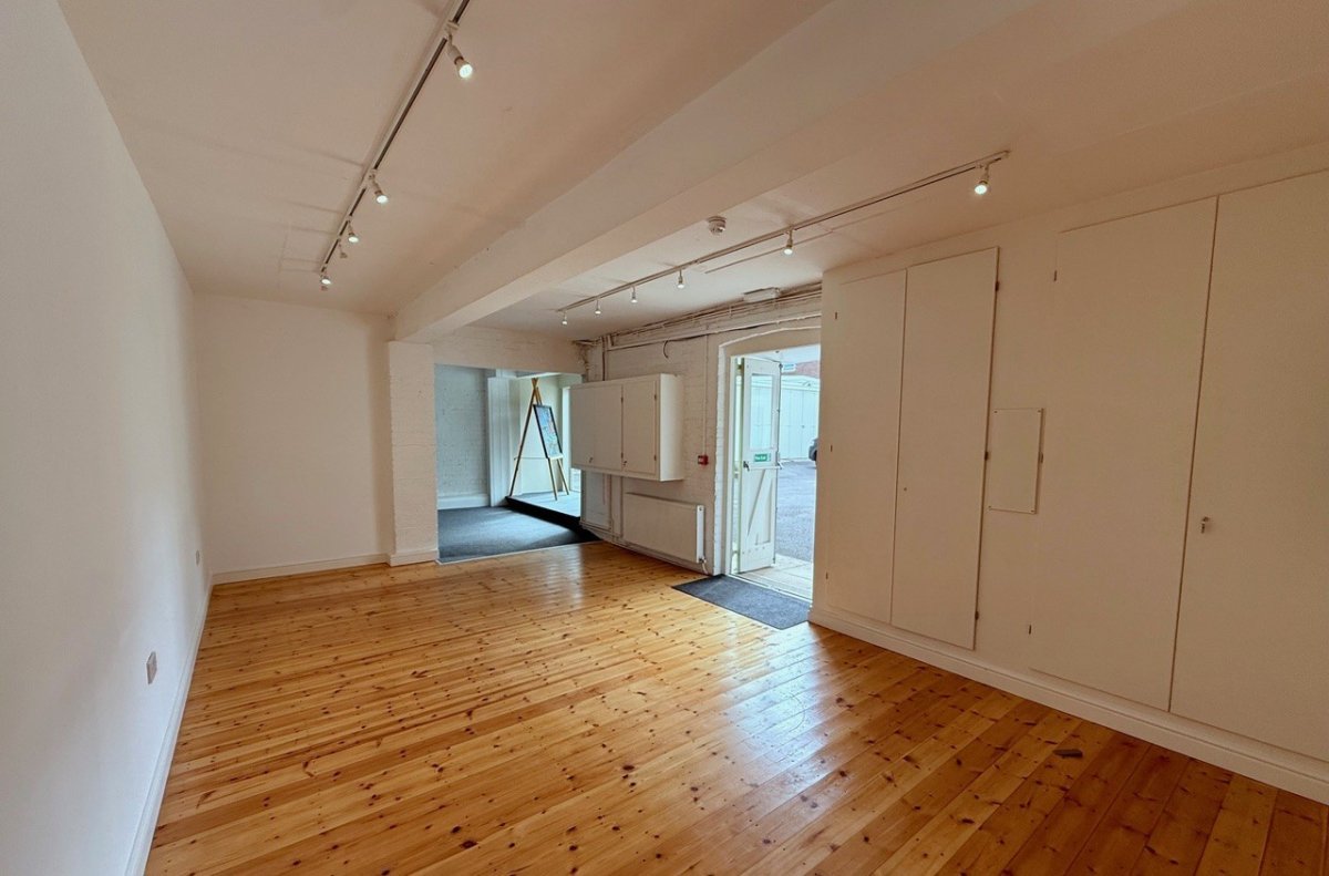 Office in Town Centre - photo 3