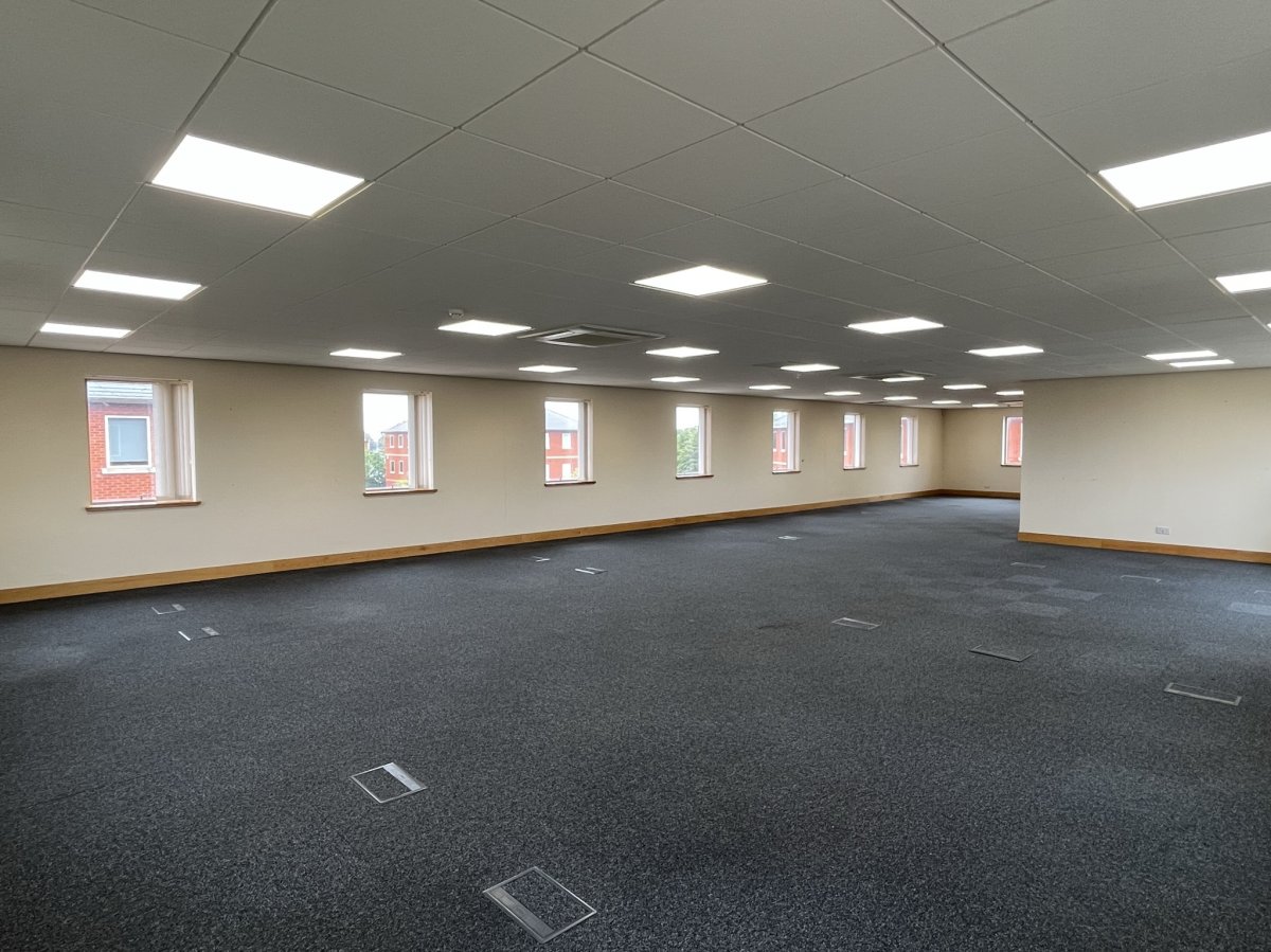 Office in Burton On Trent - photo 4