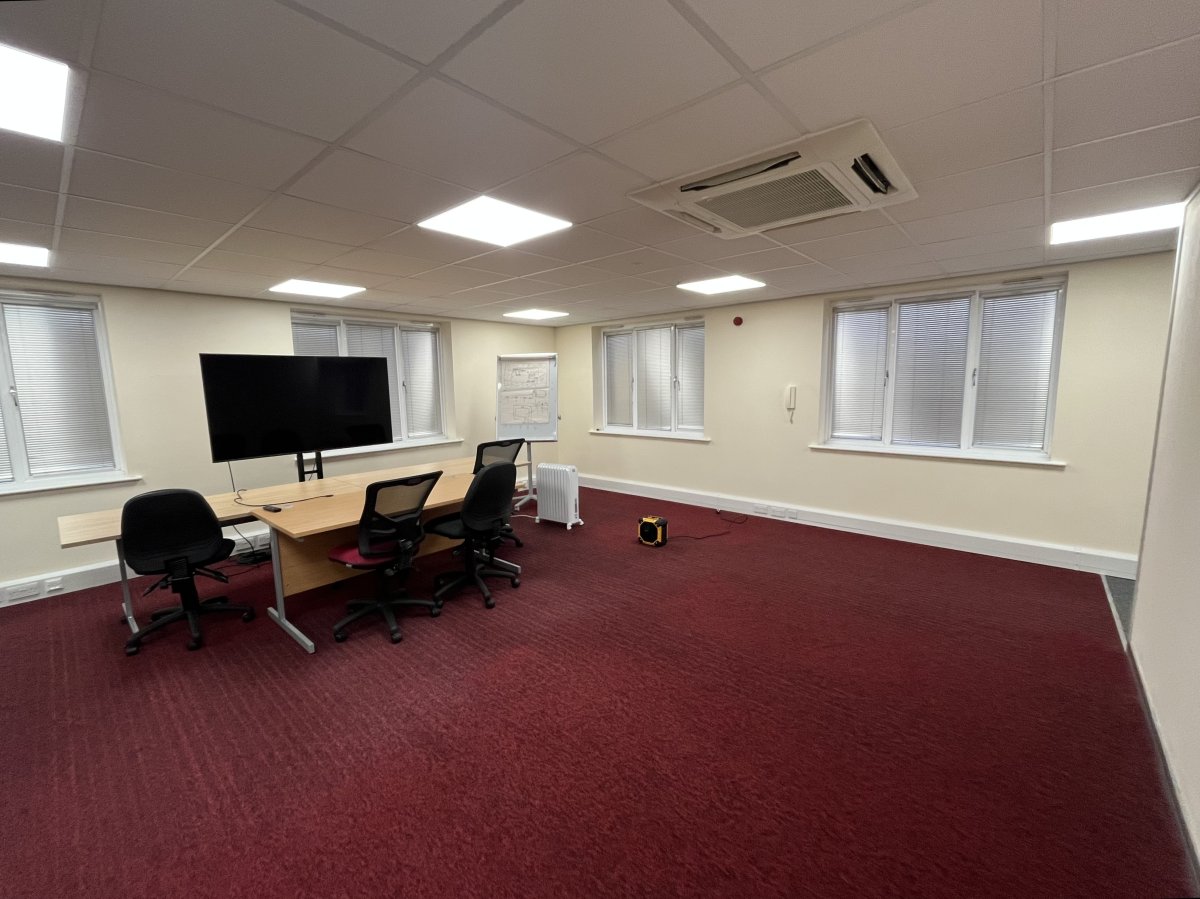 Office in Fareham - photo 4