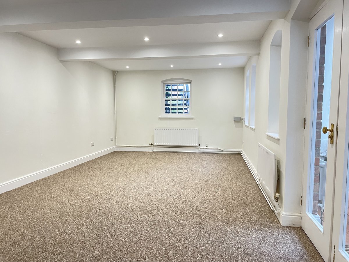 Office in Burton On Trent - photo 4