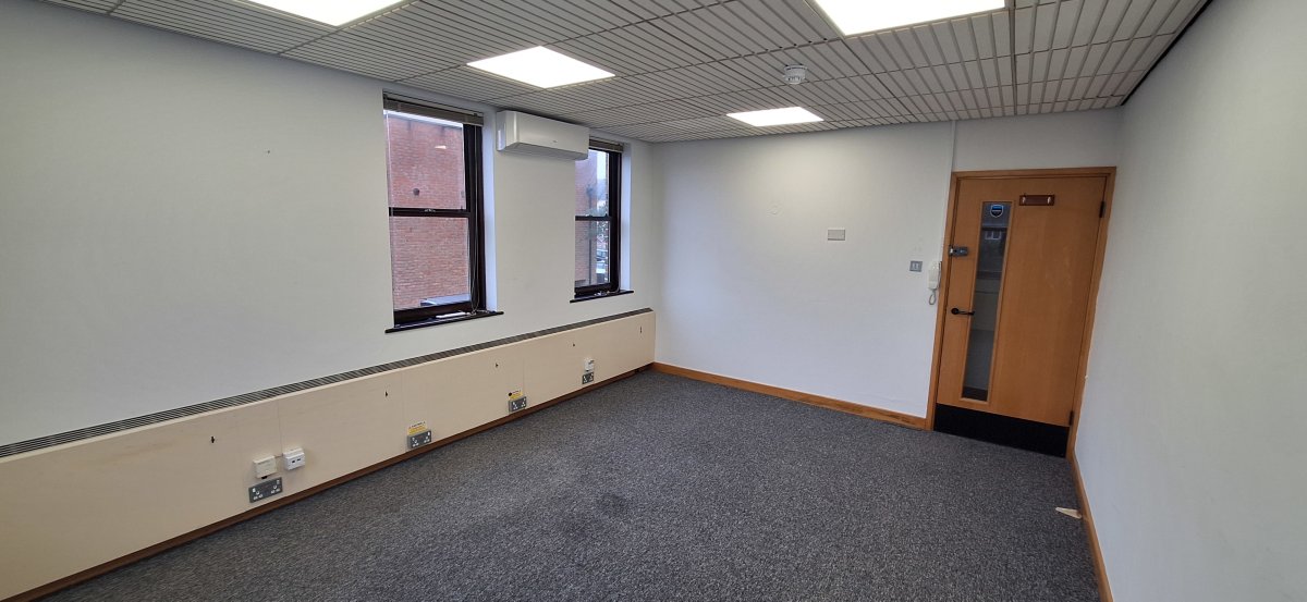 Office in 54 Queen Street Horsham - photo 2