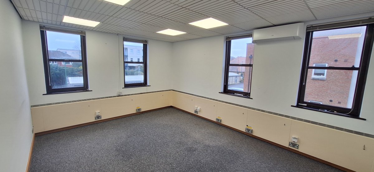 Office in 54 Queen Street Horsham - photo 4