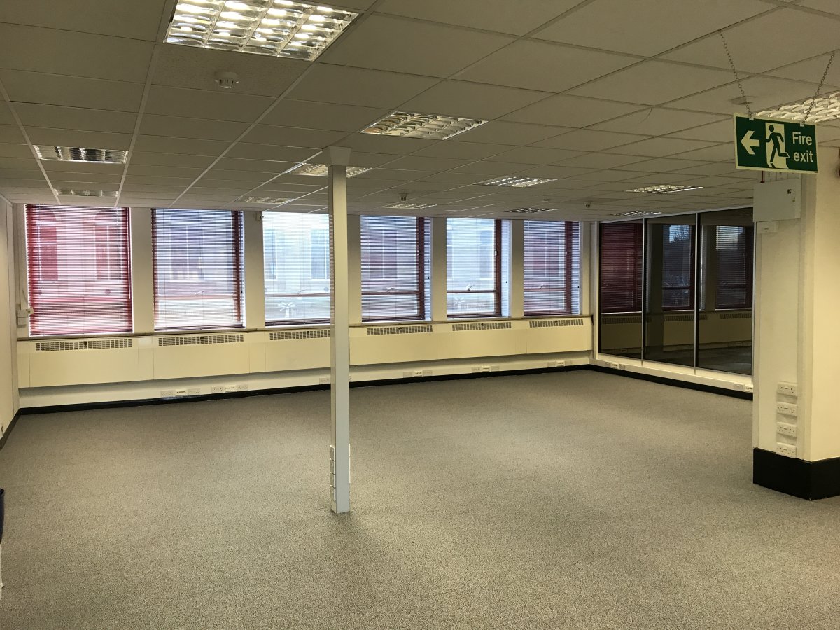 Office in Dewsbury - photo 2