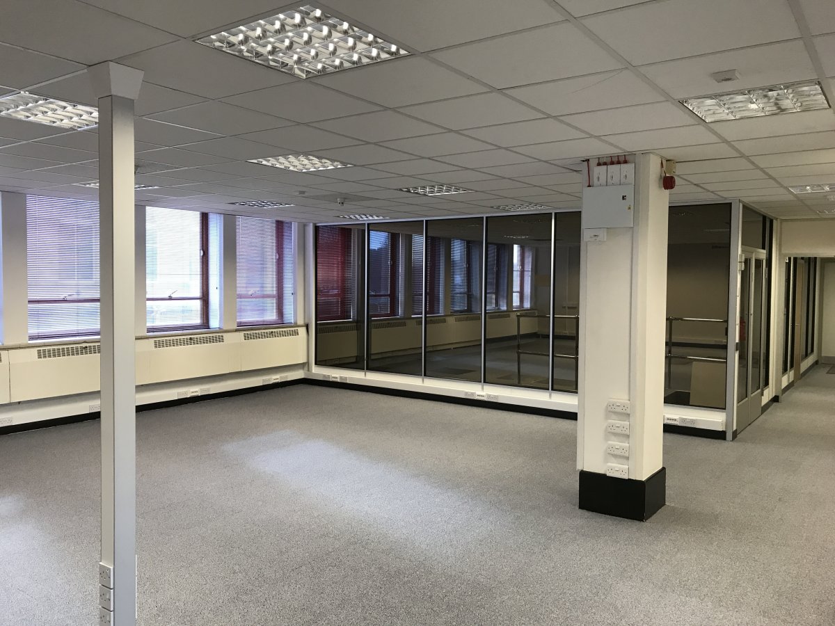 Office in Dewsbury - photo 3