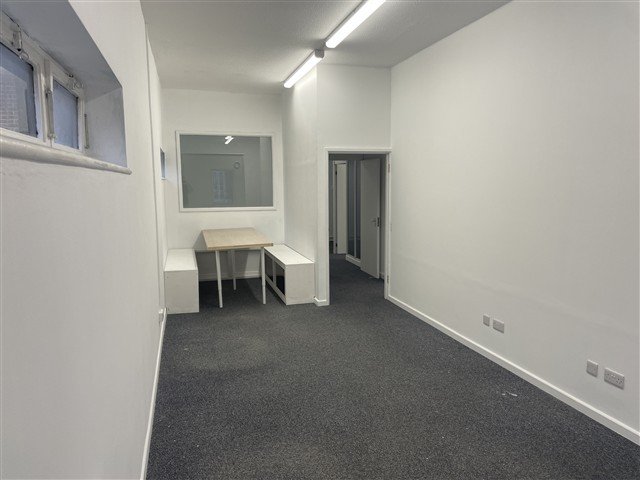Office in Winchester - photo 3