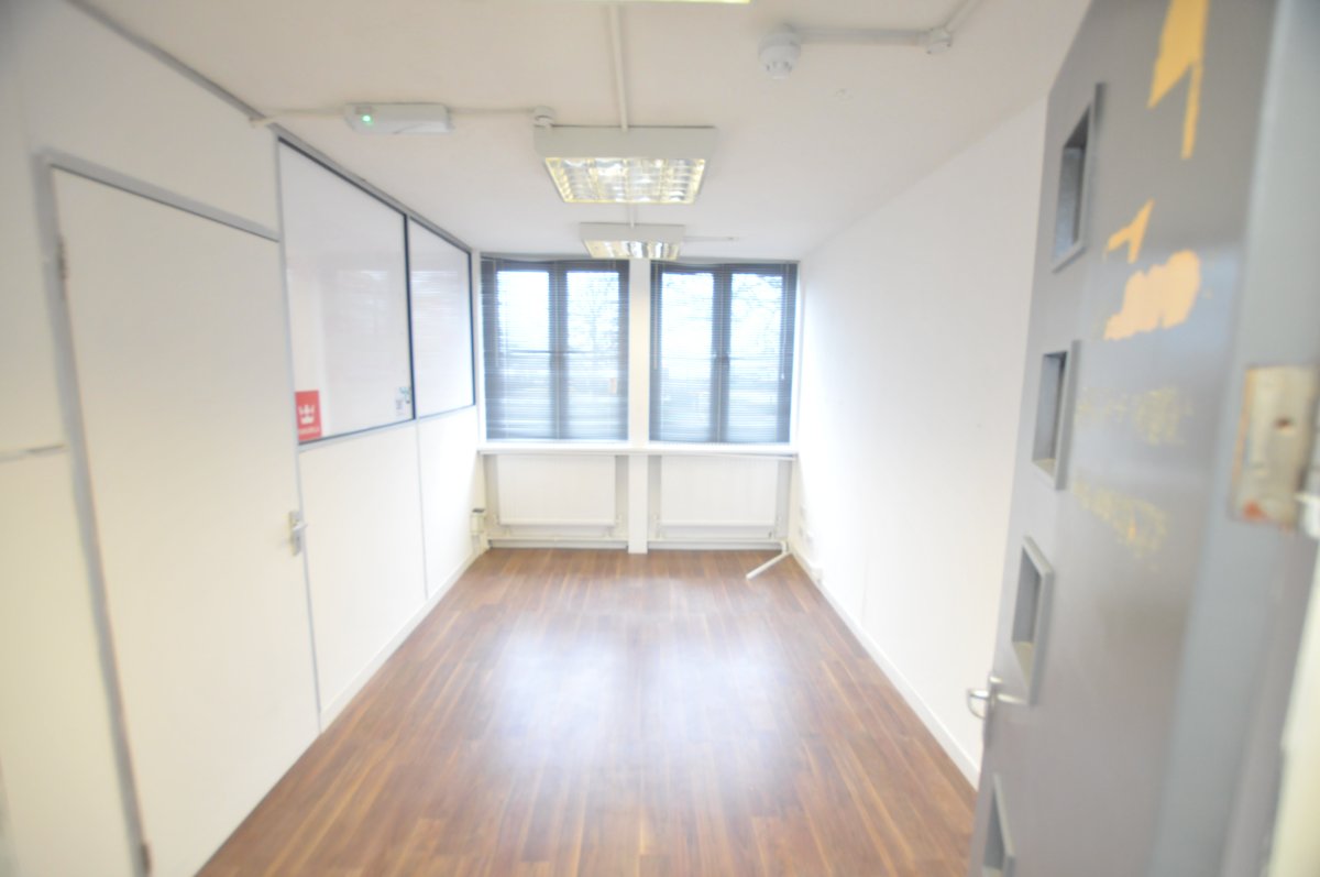 Office in Crawley - photo 3